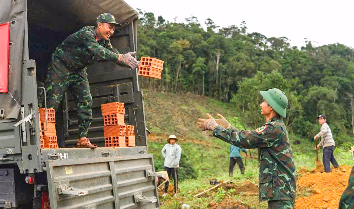 Cán bộ, chiến sĩ lực lượng vũ trang tỉnh Bình Định chung tay xóa nhà tạm, nhà dột nát.