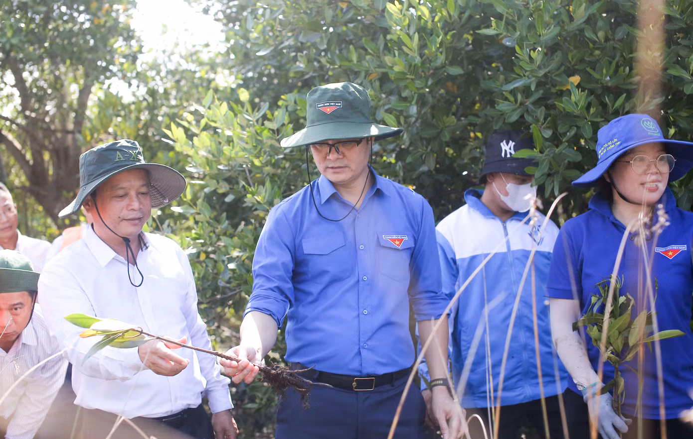Bí thư thứ nhất T.Ư Đoàn Bùi Quang Huy trao tặng công trình "Trồng rừng ngập mặn" tổng trị giá 100 triệu đồng. Ảnh: Trương Định