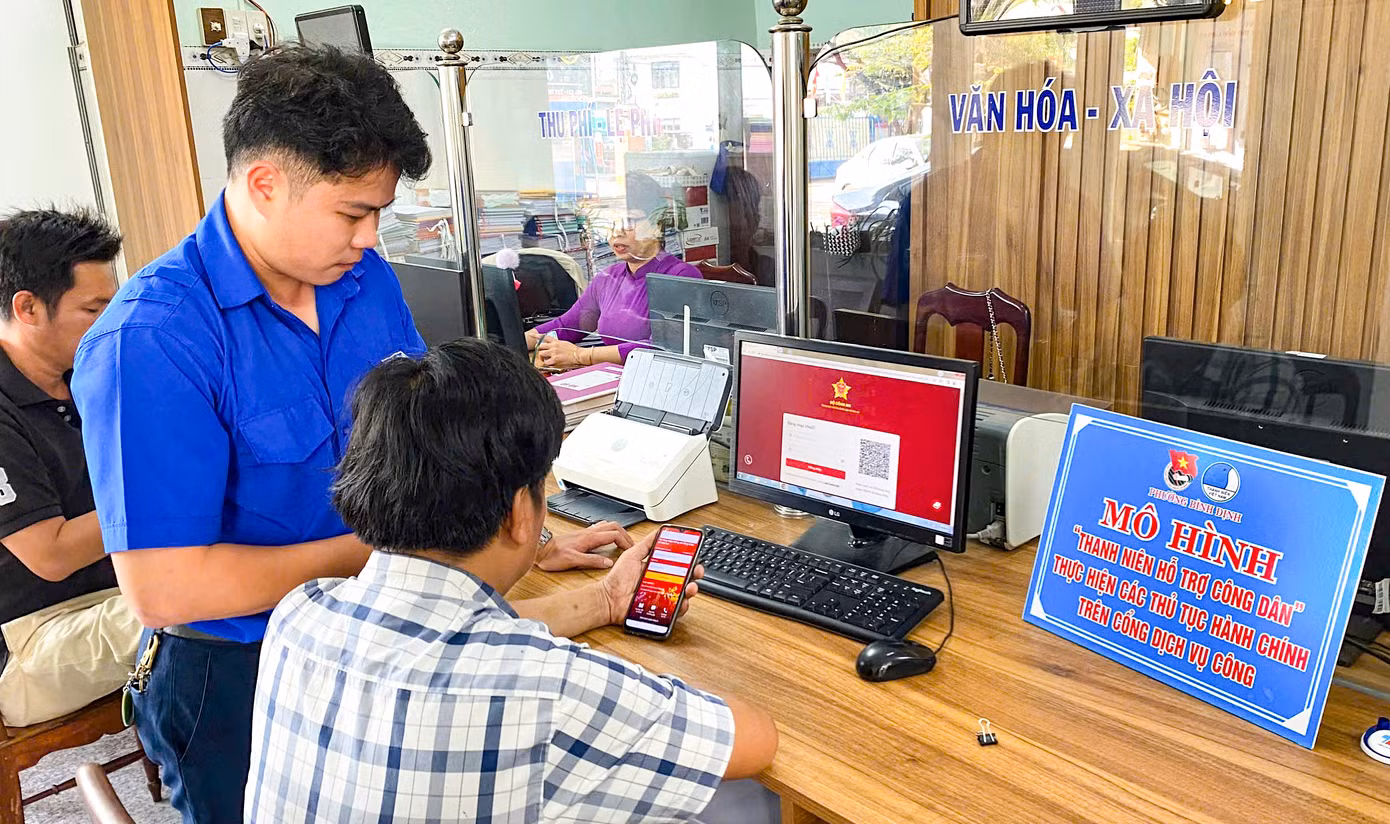 Thanh niên hỗ trợ người dân thực hiện thủ tục hành chính.
