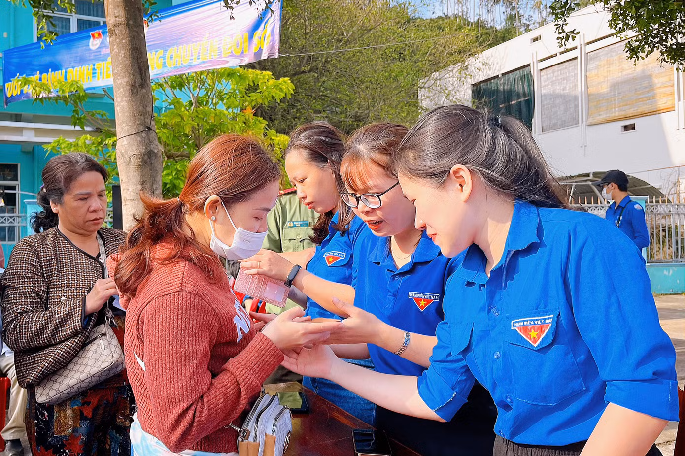 Người dân trải nghiệm các tiện ích thông qua việc tạo tài khoản, sử dụng dịch vụ công trực tuyến. Ảnh: Trương Định