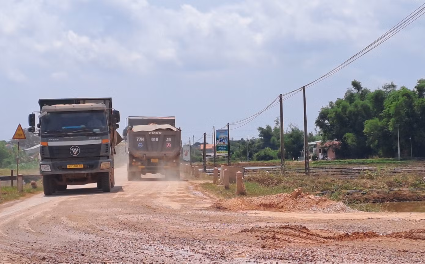 Xe chở vật liệu thi công cao tốc. Ảnh: Trương Định