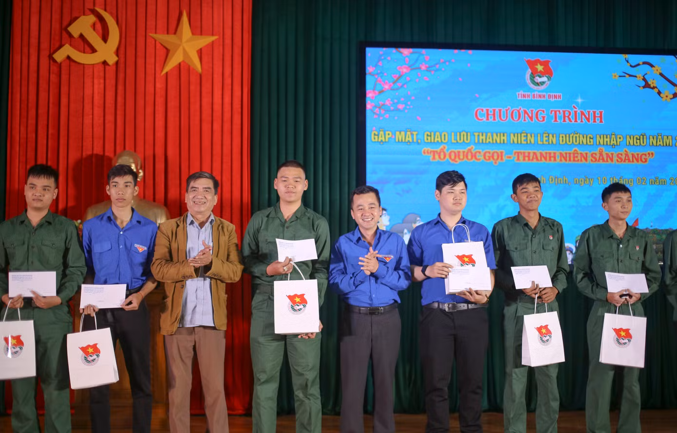 Tỉnh Đoàn Bình Định trao quà động viên các thanh niên tiêu biểu tình nguyện viết đơn đăng ký nhập ngũ. Ảnh: Trương Định