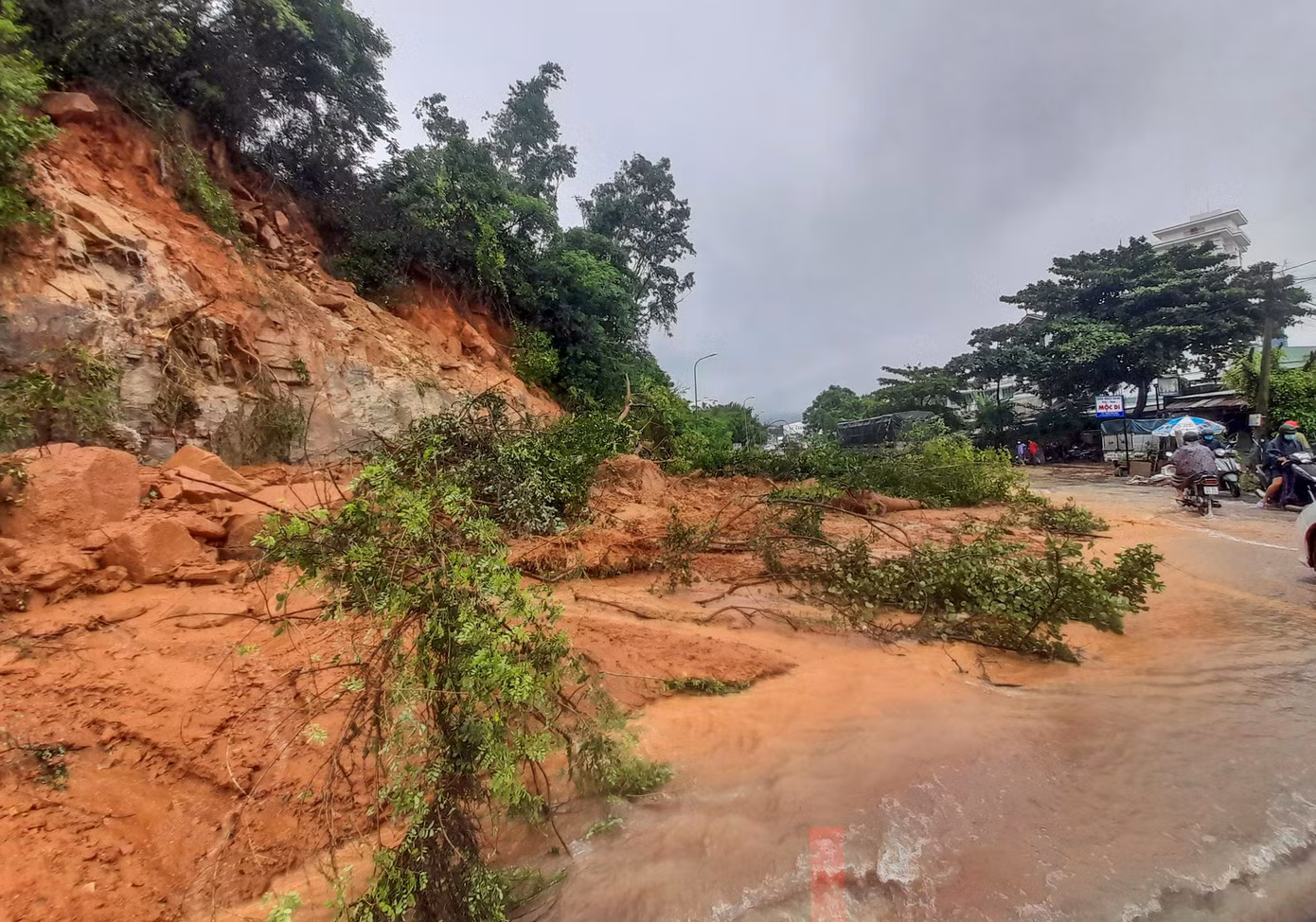 Khối lượng đất đá lớn đổ xuống lòng đường. Ảnh: Trương Định