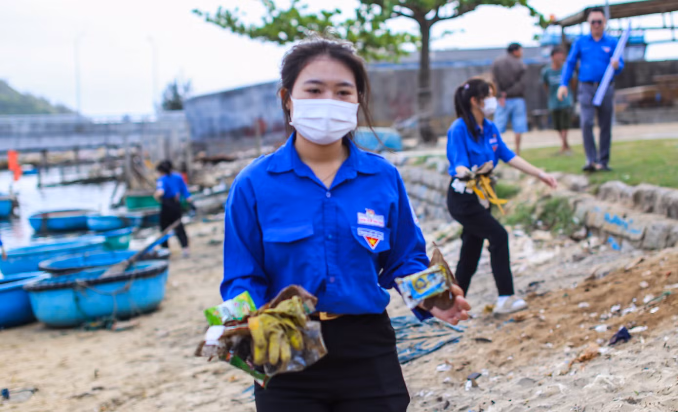 Ra quân dọn rác bờ biển. Ảnh: Trương Định Ra quân dọn rác bờ biển. Ảnh: Trương Định
