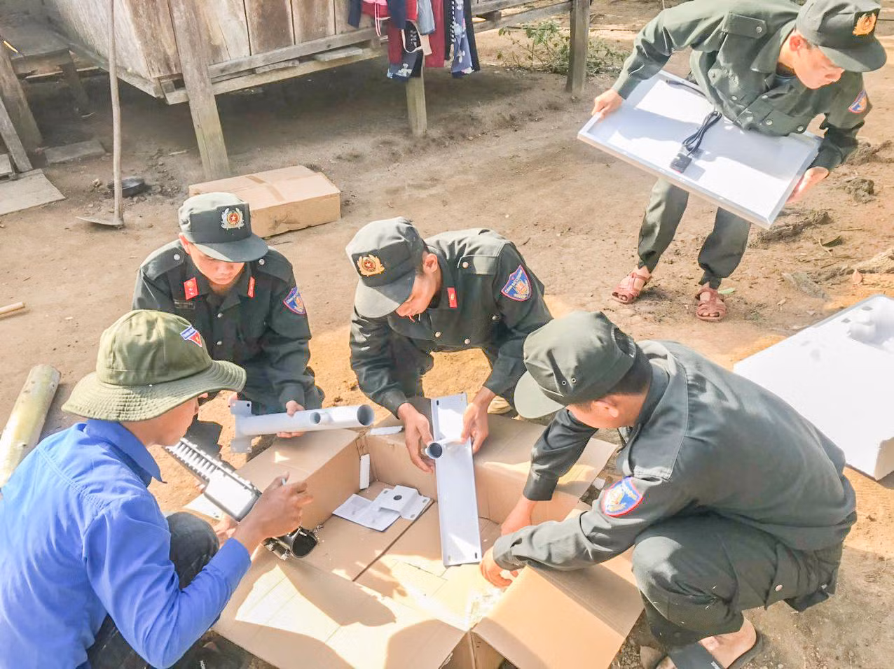 Lắp điện mặt trời chiếu sáng đường làng cho người dân làng O2.