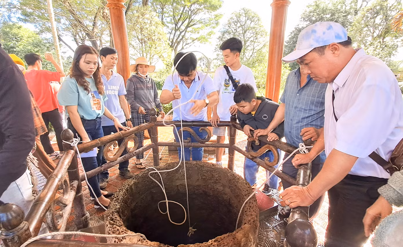Giếng nước cổ của gia đình Vua Quang Trung trong khuôn viên Bảo tàng. Ảnh: Trương Định