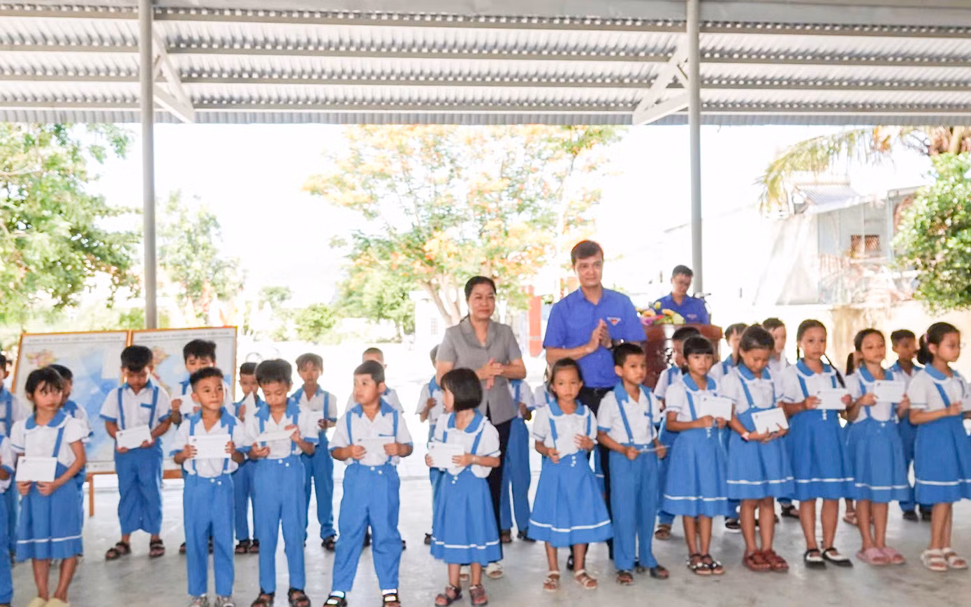 120 suất học bổng (1 triệu đồng/suất) được trao tặng các em học sinh trường Tiểu học số 1 Cát Khánh. Ảnh: Trương Định