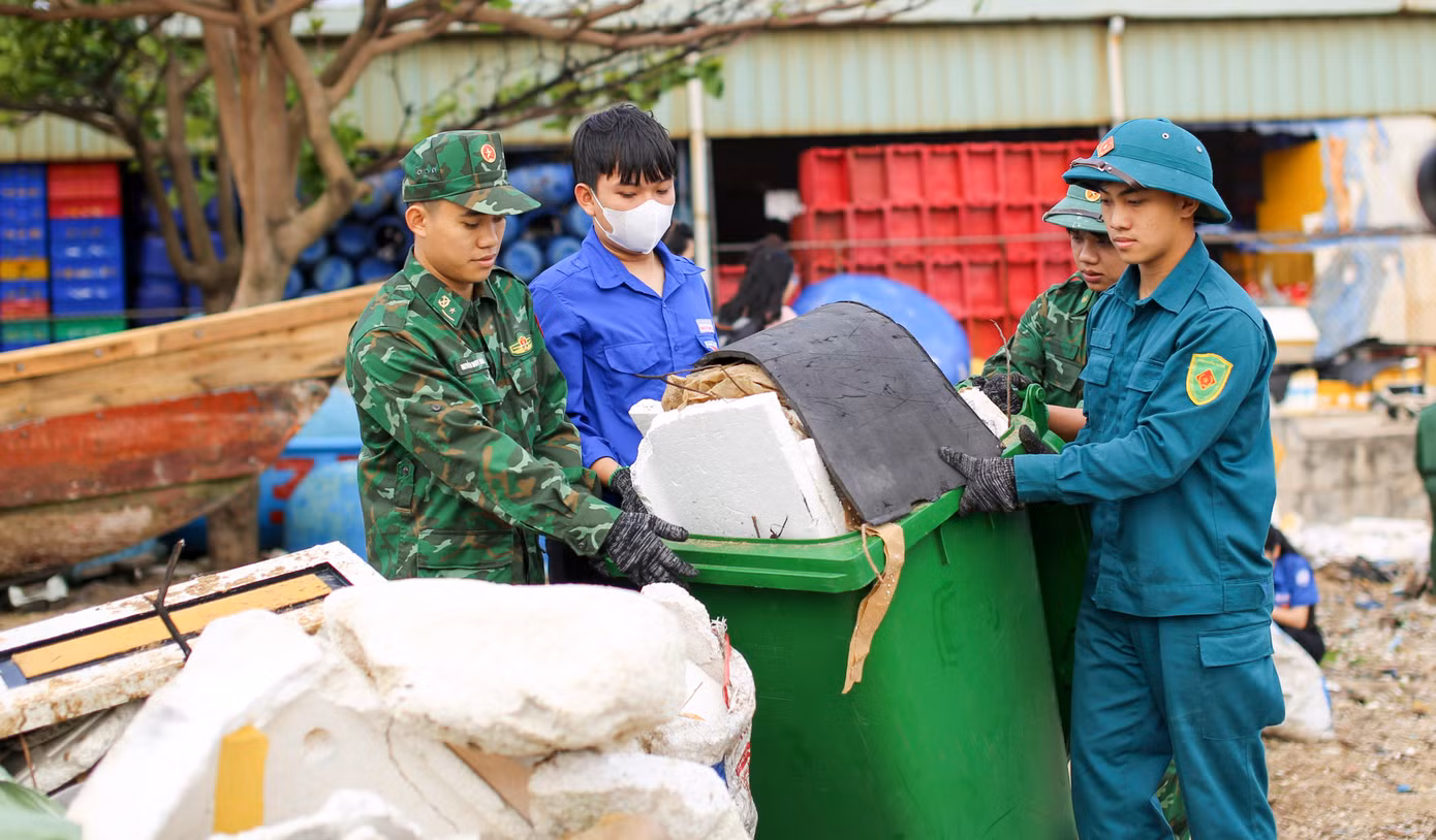 Ra quân dọn rác bờ biển. Ảnh: Trương Định Ra quân dọn rác bờ biển. Ảnh: Trương Định