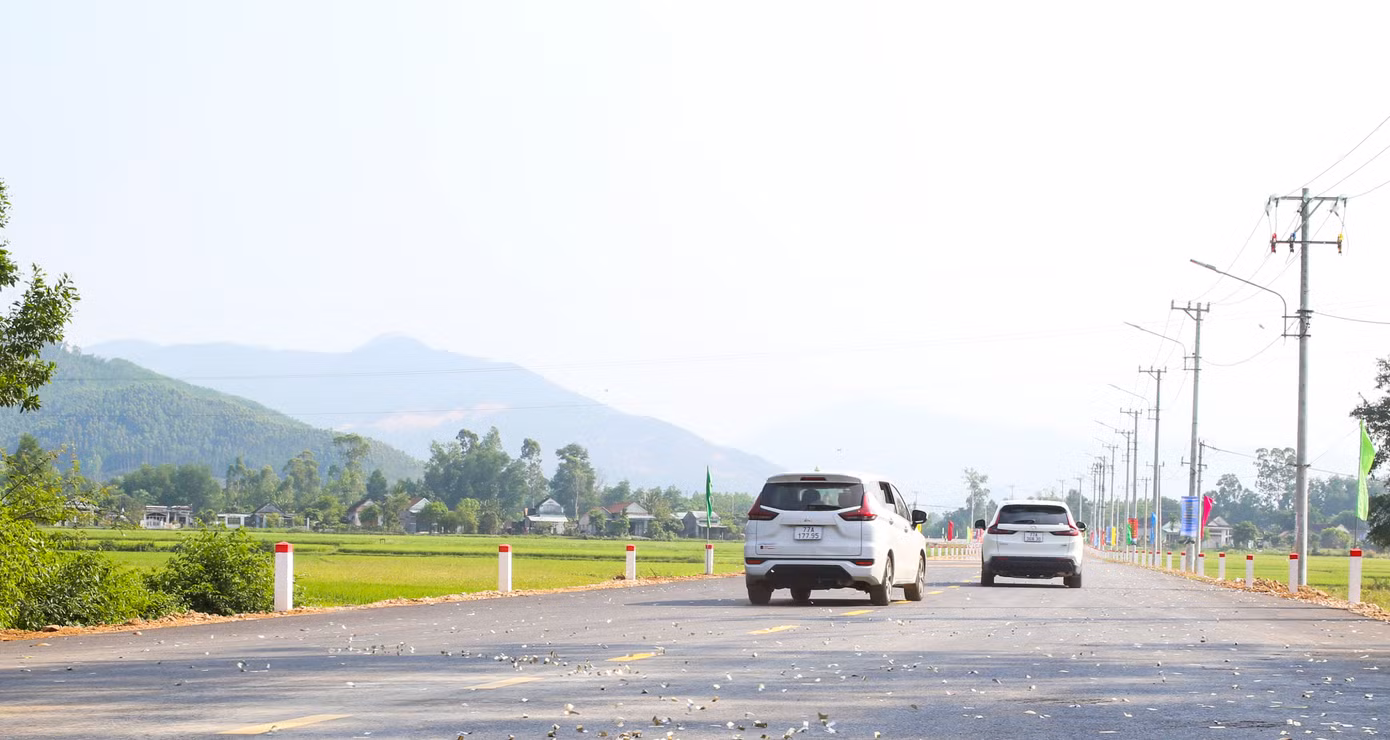 Tuyến đường góp phần thúc đẩy sự giao thương hàng hóa, mở ra không gian phát triển mới cho địa phương. Ảnh: Trương Định