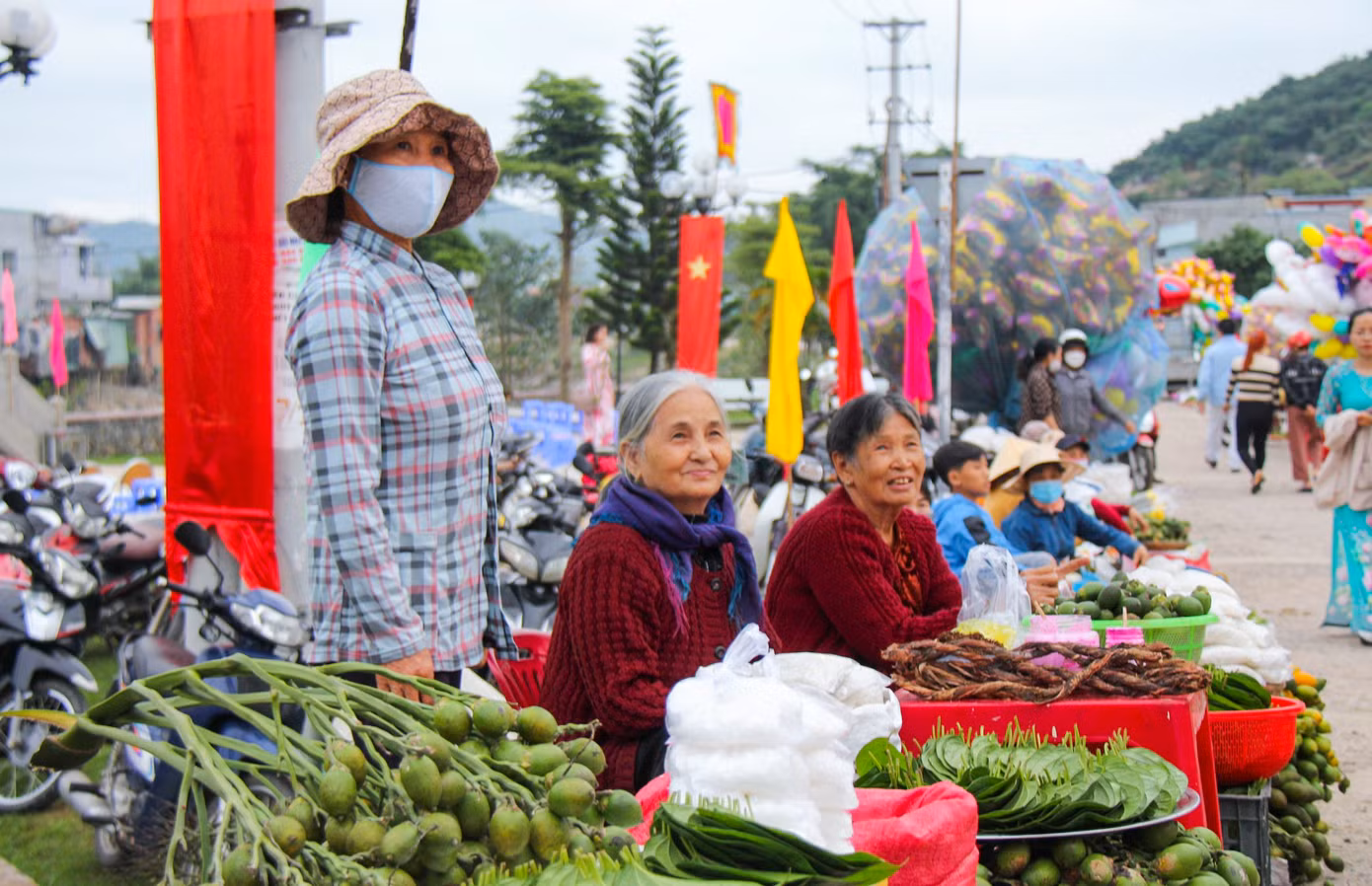 Tương truyền rằng, phiên chợ Gò có hàng trăm năm từ thời 3 anh em nhà Tây Sơn. Đến nay, phiên chợ Gò vẫn tồn tại, gìn giữ nét mộc mạc của một phiên chợ quê truyền thống của người dân, mang theo những ước vọng về một năm mới an vui, hạnh phúc, may mắn nhiều như lộc xuân.