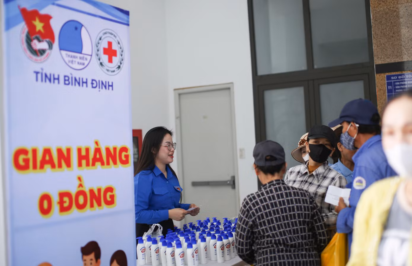 "Gian hàng 0 đồng" dành cho các công nhân tại ngày hội. Ảnh: Trương Định "Gian hàng 0 đồng" dành cho các công nhân tại ngày hội. Ảnh: Trương Định