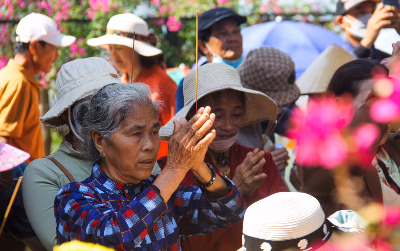 Người dân, du khách thắp hương tại chùa.