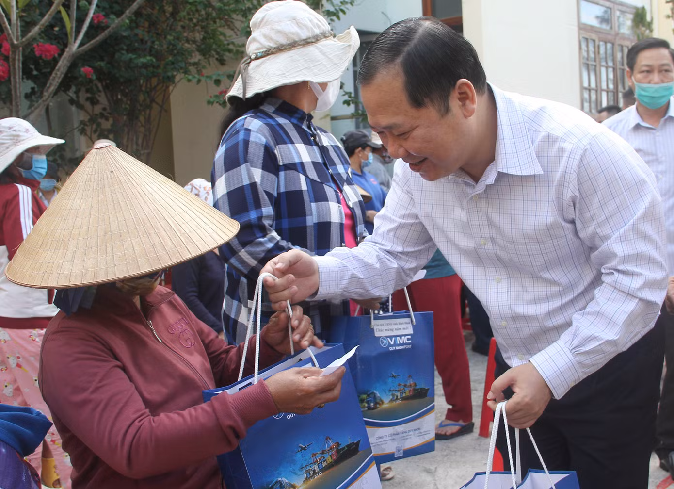 Chủ tịch UBND tỉnh Bình Định Nguyễn Phi Long trao quà cho người dân xã đảo. Ảnh: Trương Định