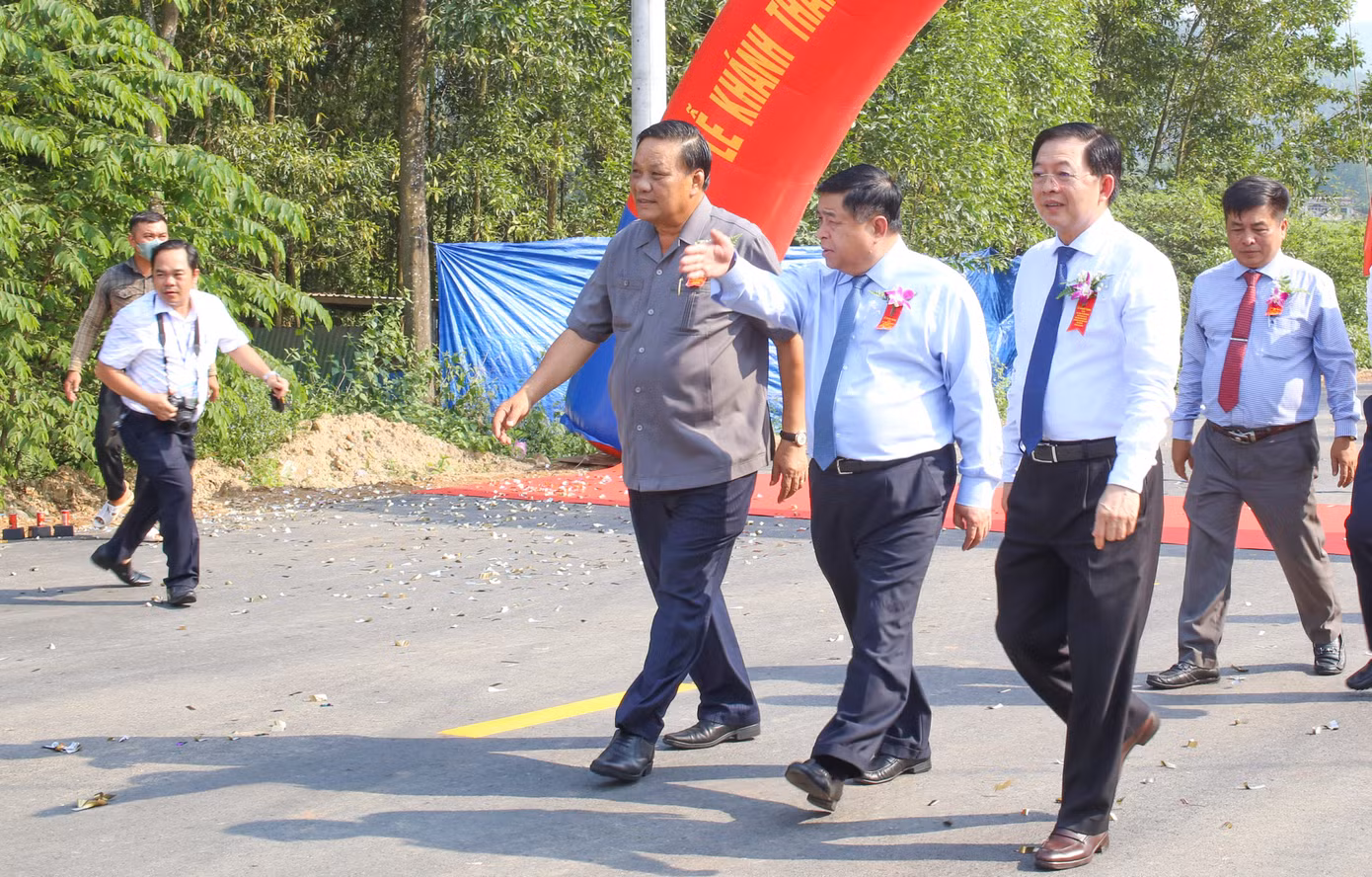 Phó thủ tướng Nguyễn Chí Dũng đánh giá tuyến đường đóng vai trò hết sức quan trọng, có ý nghĩa về nhiều mặt. Ảnh: Trương Định