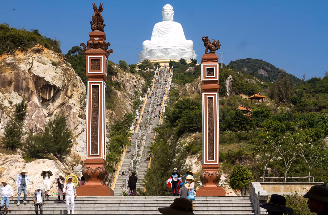 Vài năm trở lại đây, số lượng người đến dự lễ chùa Ông Núi đông hơn, do gần chùa có tượng Phật ngồi được cho là lớn nhất Đông Nam Á.
