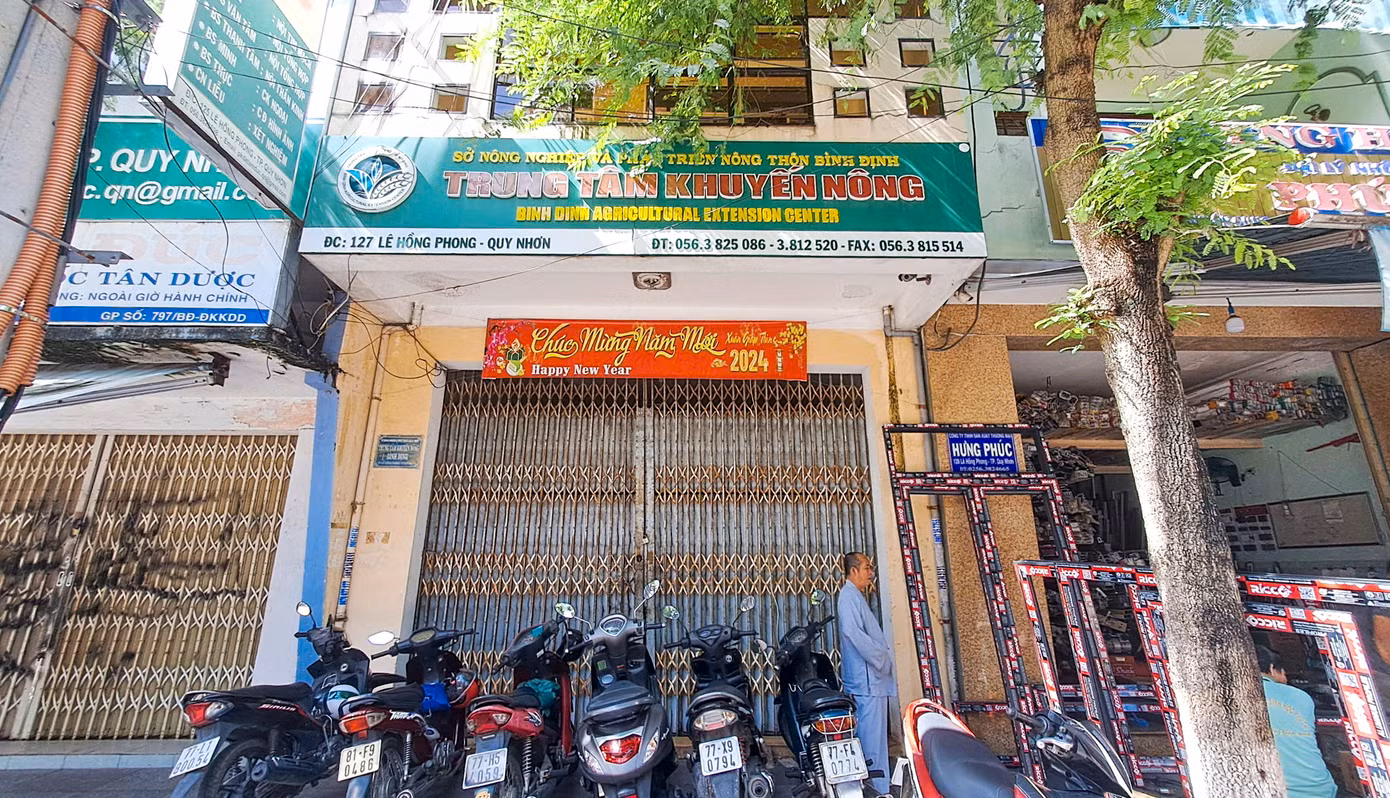 Trung tâm Khuyến nông số 127 Lê Hồng Phong và trụ sở làm việc cũ của BQL Khu sinh thái Cồn Chim - đầm Thị Nại "cửa đóng then cài". Ảnh: Trương Định