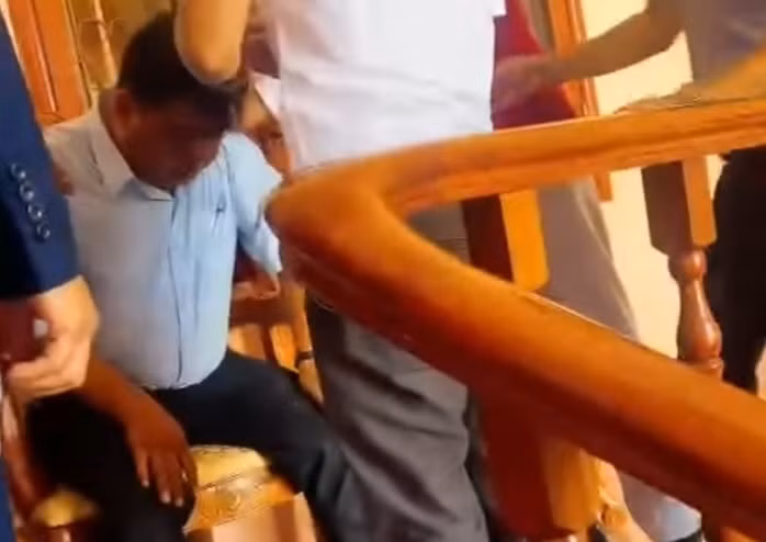 Giám đốc trung tâm văn hóa huyện Tuy Phước bị đột tử khi đang phát biểu và được đưa ra ngoài sơ cứu. Ảnh: Cắt từ clip.