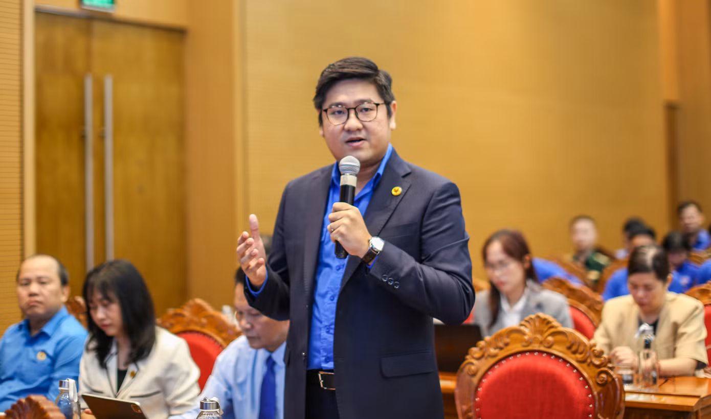 Anh Vũ Hồng Quân - Chủ tịch Hội Doanh nhân trẻ Bình Định phát biểu đề xuất. Ảnh: Trương Định