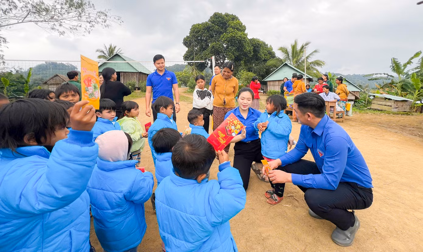 Chính bởi sự trắc trở về giao thông làm những chuyến tình nguyện đến với người dân thôn O2 càng thêm ý nghĩa. Trong ảnh - Chương trình “Xuân tình nguyện” tại thôn O2 của Tỉnh Đoàn Bình Định hồi đầu năm 2025.