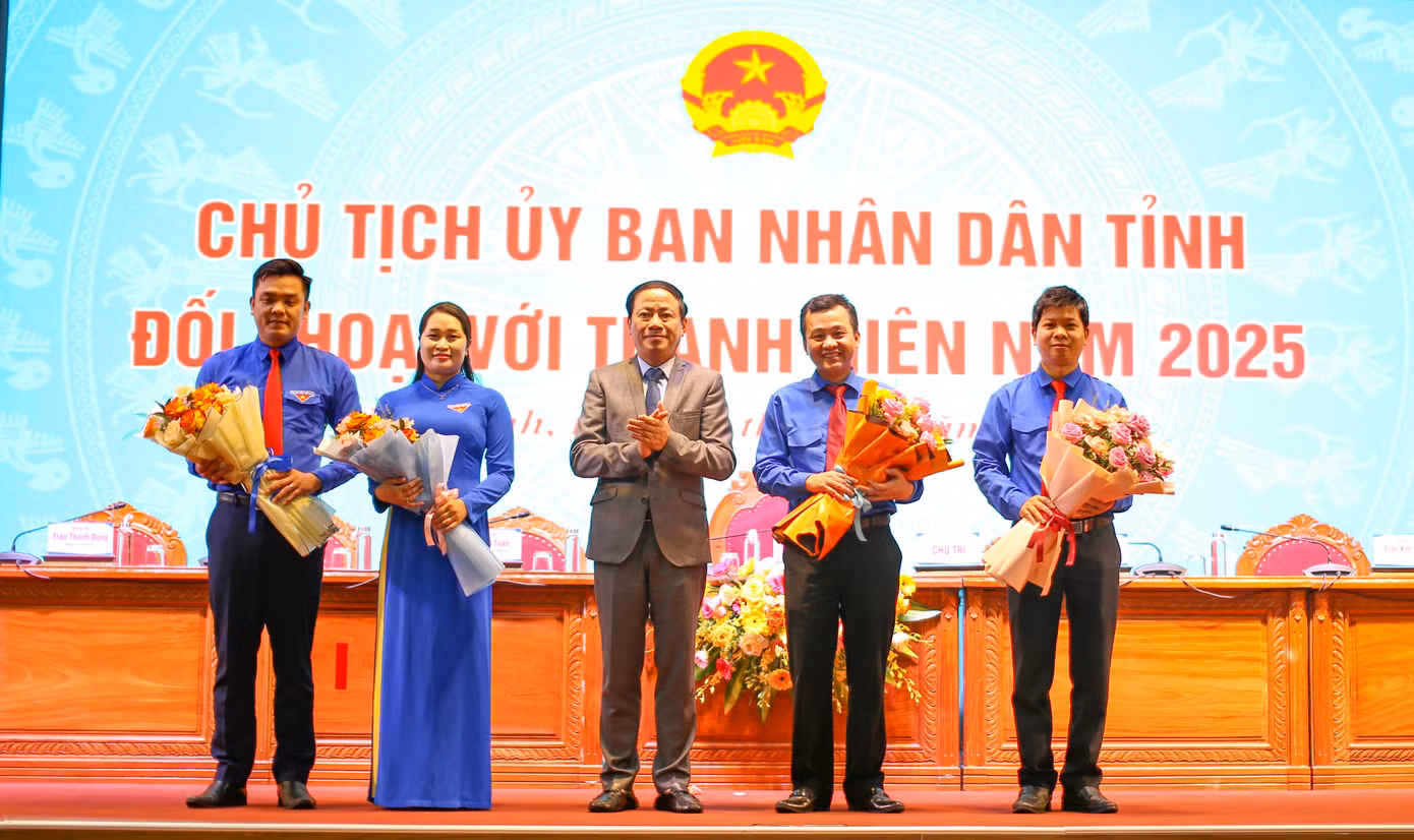 Chủ tịch UBND tỉnh Bình Định tặng hoa chúc mừng lãnh đạo Tỉnh Đoàn Bình Định nhân kỷ niệm kỷ niệm 94 năm ngày thành lập Đoàn TNCS Hồ Chí Minh. Ảnh: Trương Định