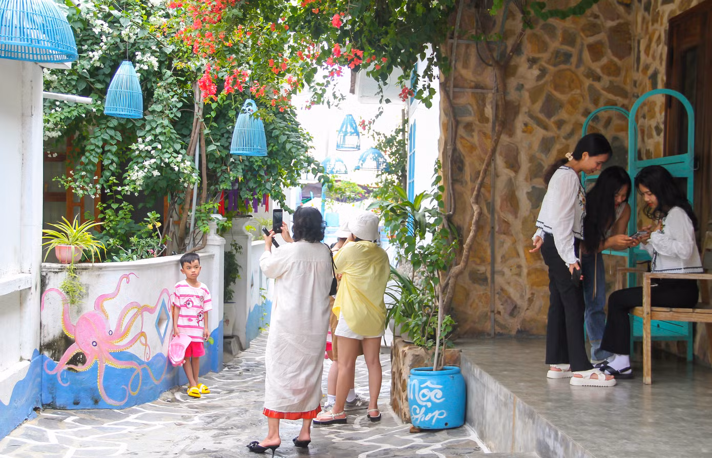 Ông Nguyễn Thành Danh – Phó Chủ tịch UBND xã Nhơn Lý cho biết hiện có 3 tuyến đường được lát đá xanh và trang trí những bức tranh bích họa. Nguồn vốn xây dựng từ xã hội hóa. Từ ngày có những tuyến đường này khách du lịch đến tham quan chụp hình rất đông. Ảnh: Trương Định.