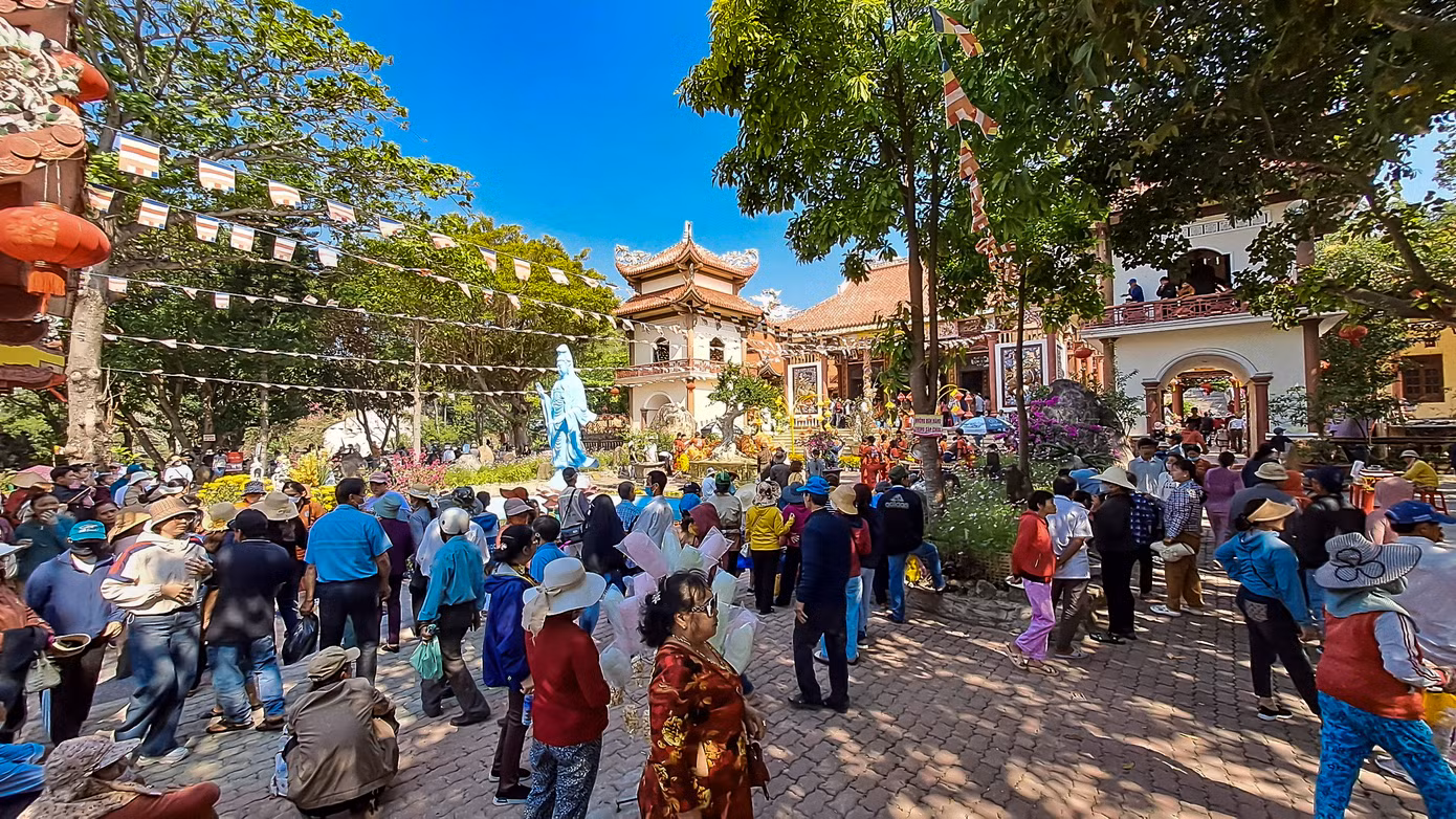 Chùa Ông Núi (còn gọi là Linh Phong thiền tự) có lịch sử hơn 300 năm, tọa lạc lưng chừng đỉnh Chóp Vung trên dãy núi Bà ở thị trấn Cát Tiến, huyện Phù Cát, tỉnh Bình Định.