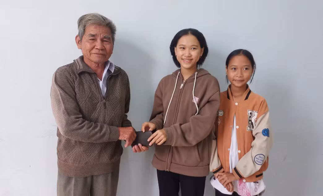Ông Hàm vui mừng khi nhận lại được tài sản. Ảnh: Công an cung cấp Ông Hàm vui mừng khi nhận lại được tài sản. Ảnh: Công an cung cấp