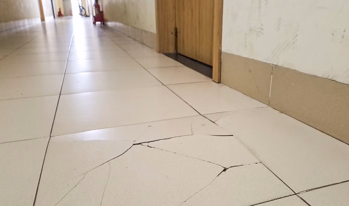 Một số vị trí nền gạch tại chung cư Hoàng Văn Thụ xuất hiện hư hỏng. Ảnh: Trương Định