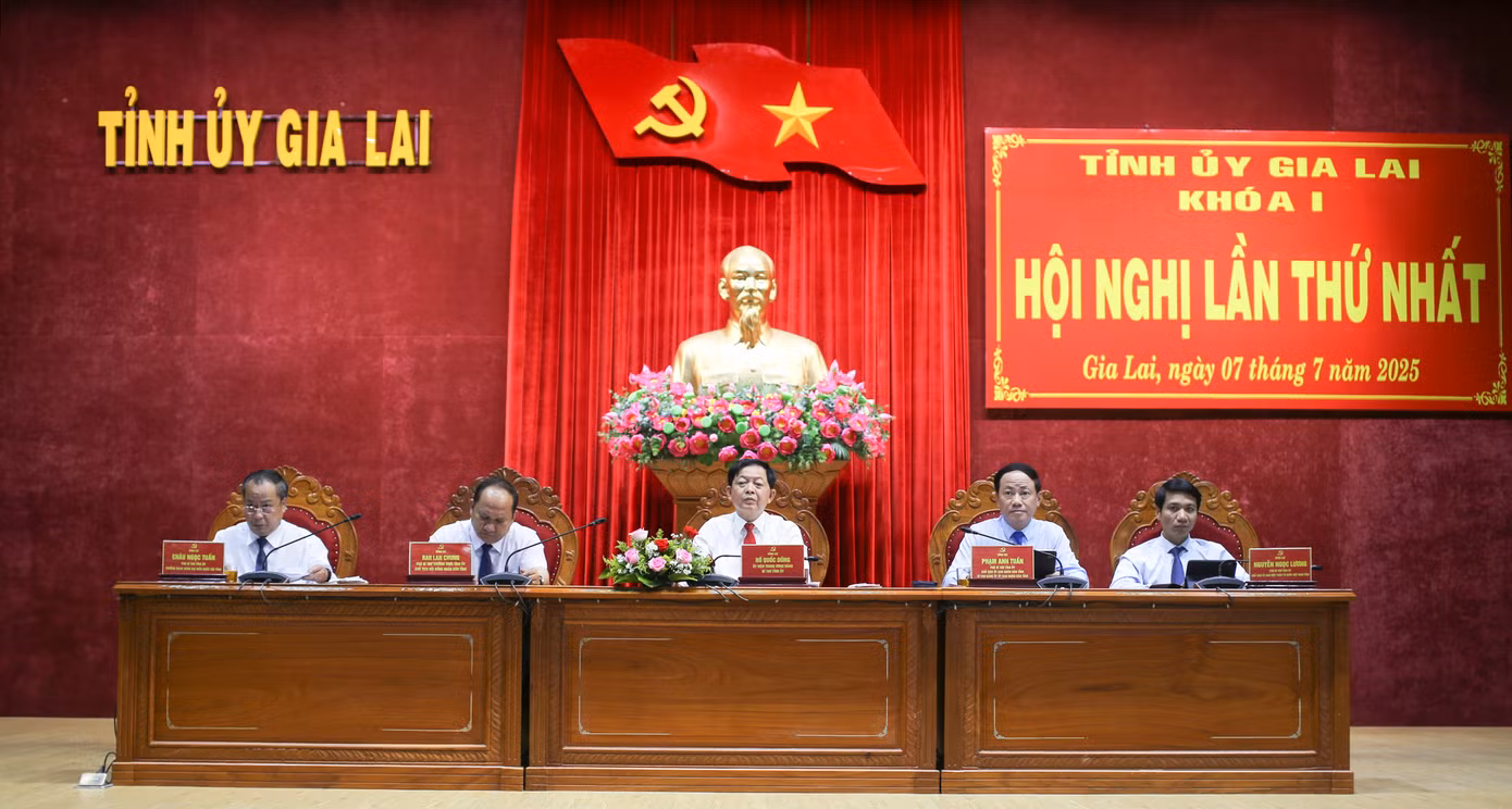 Lãnh đạo chủ chốt của tỉnh Gia Lai chủ trì hội nghị. Ảnh: Trương Định