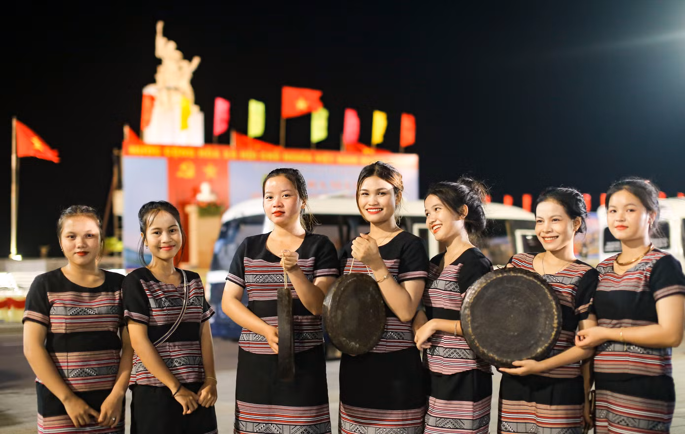 Các đơn vị tham gia buổi liên hoan. Ảnh: Trương Định