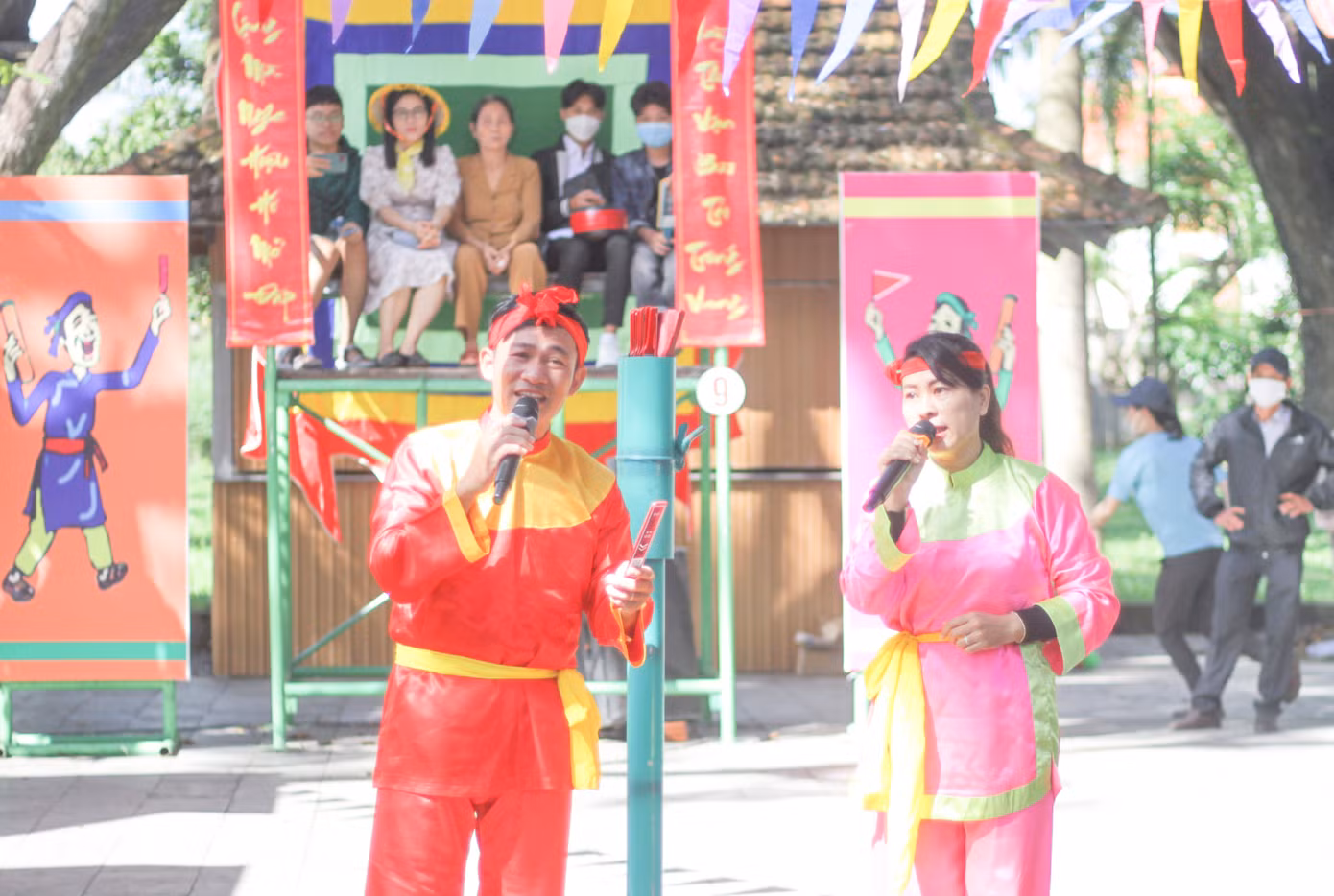 Người dân và du khách đến với lễ hội còn được xem hội Bài Chòi dân gian ở Bình Định. Ảnh: Trương Định