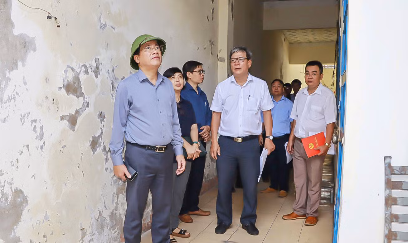 Chủ tịch UBND tỉnh Bình Định Phạm Anh Tuấn (người đứng hàng đầu) kiểm tra cơ sở nhà, đất hiện đang dôi dư trên địa bàn Quy Nhơn. Ảnh: VPUB Bình Định