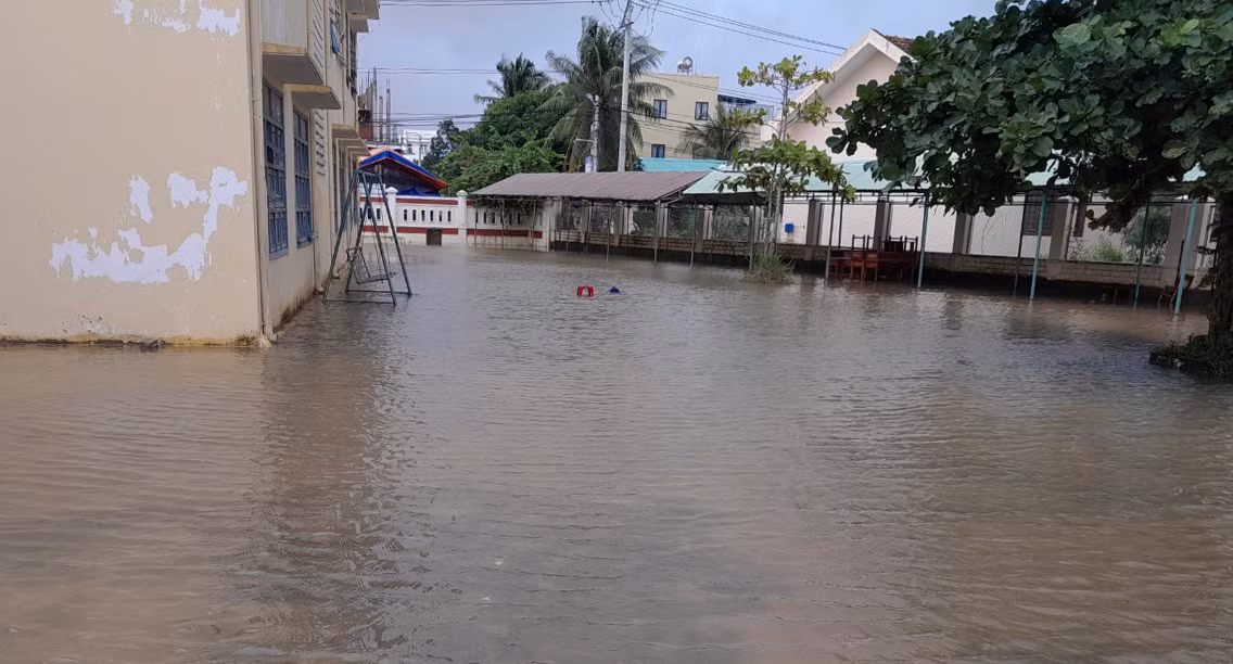 Hơn 4.000 học sinh ở Bình Định nghỉ học vì mưa lũ.