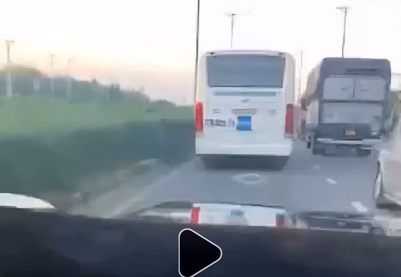 Hình ảnh xe tập lái có dấu hiệu vi phạm được quay lại. (Ảnh cắt từ clip)