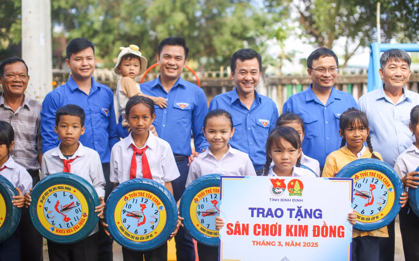 Trao tặng sân chơi cho các em thiếu nhi.