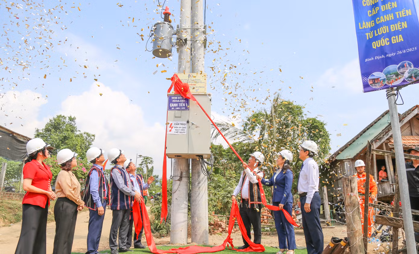 Sự kiện làng Canh Tiến đón ánh sáng điện lưới quốc gia đánh dấu mốc 100% hộ dân trong toàn tỉnh Bình Định đã được tiếp cận điện phục vụ sinh hoạt và sản xuất. Sự kiện làng Canh Tiến đón ánh sáng điện lưới quốc gia đánh dấu mốc 100% hộ dân trong toàn tỉnh Bình Định đã được tiếp cận điện phục vụ sinh hoạt và sản xuất.