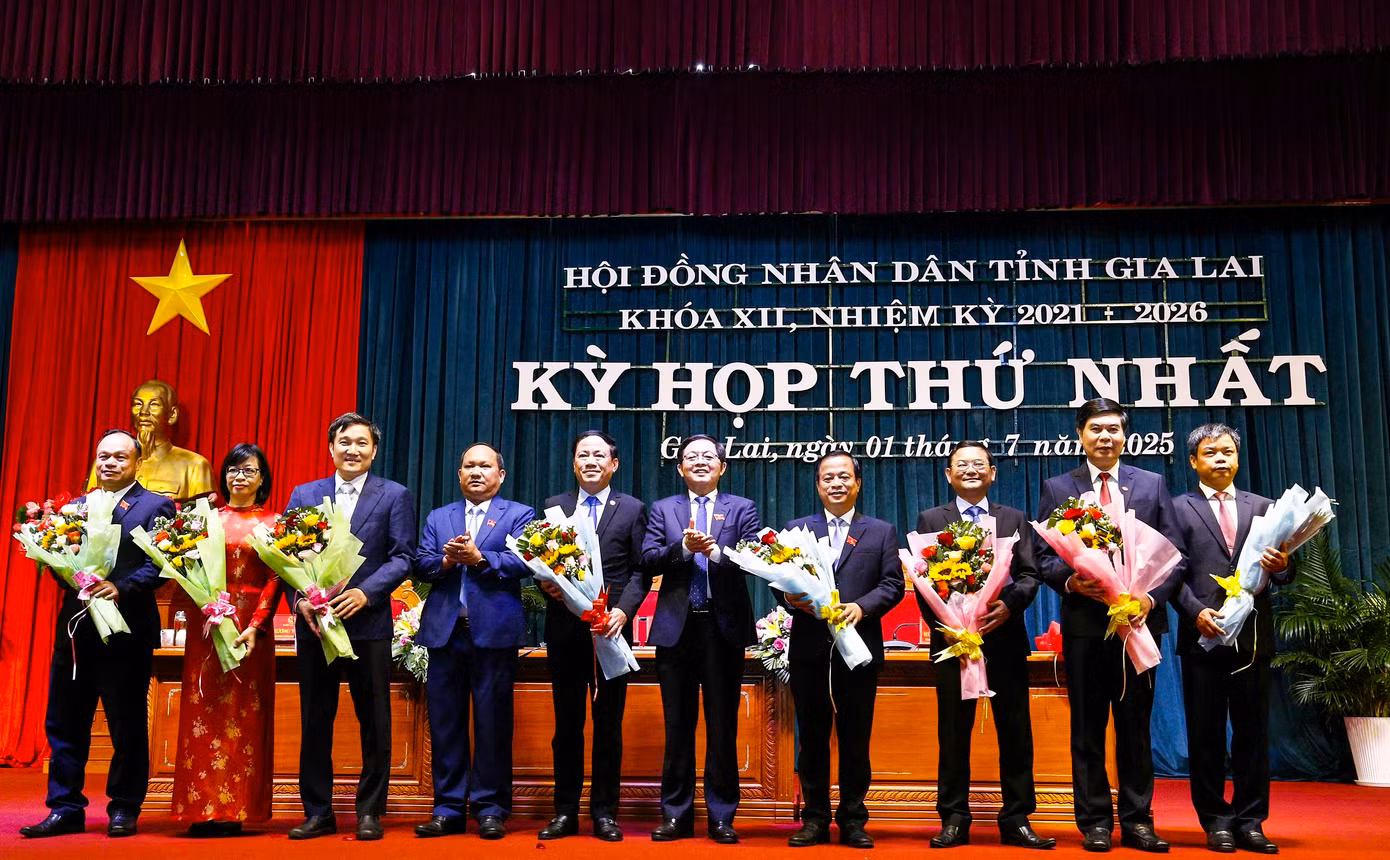 Chủ tịch và các phó Chủ tịch UBND tỉnh Gia Lai mới. Ảnh: Trương Định Chủ tịch và các phó Chủ tịch UBND tỉnh Gia Lai mới. Ảnh: Trương Định