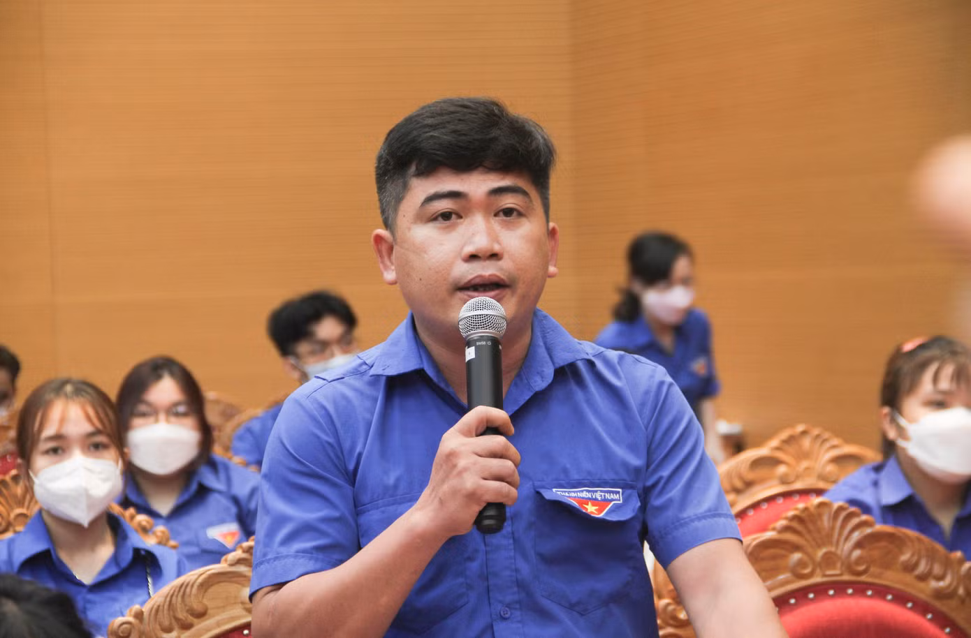 Các ĐVTN đặt câu hỏi. Ảnh: T.Đ