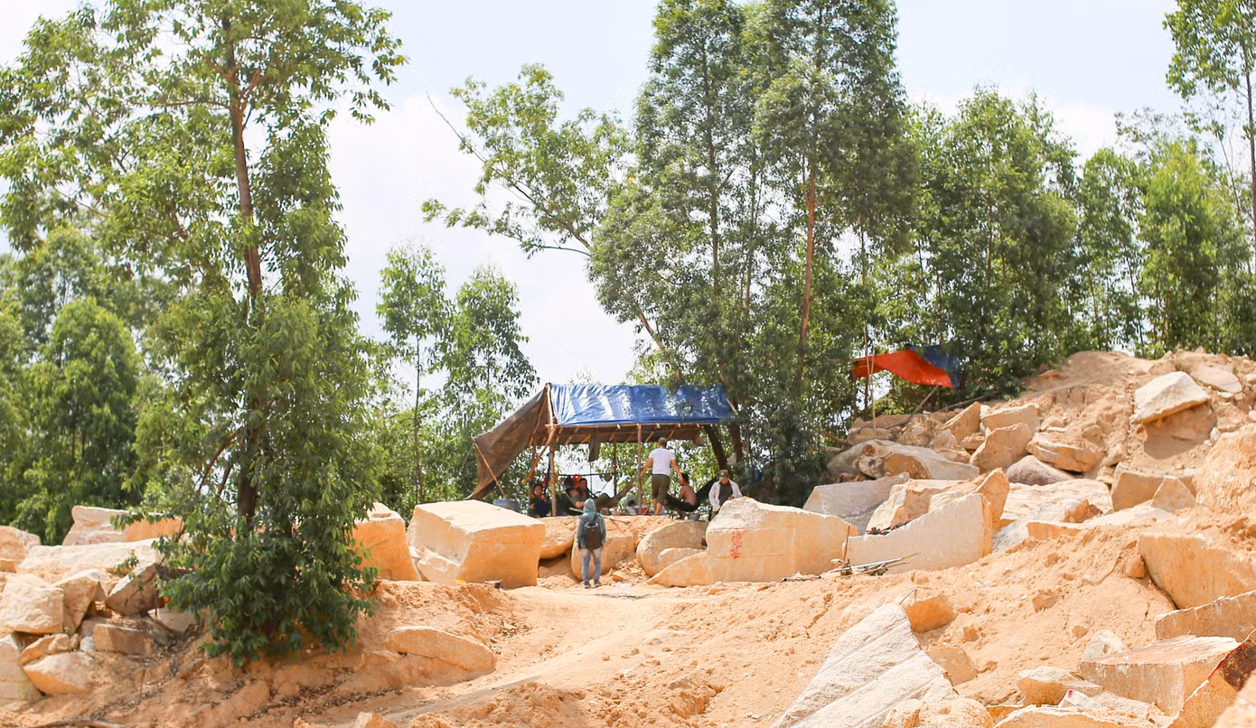 Tại khu vực khai thác đá, nhiều lán trại cũng được nhóm người dựng lên để cảnh giới cũng như làm chỗ nghỉ ngơi. Hiện tại, một lán trại đang được các lực lượng chức năng chọn làm nơi canh giữ để bảo vệ hiện trường. Ảnh: Trương Định