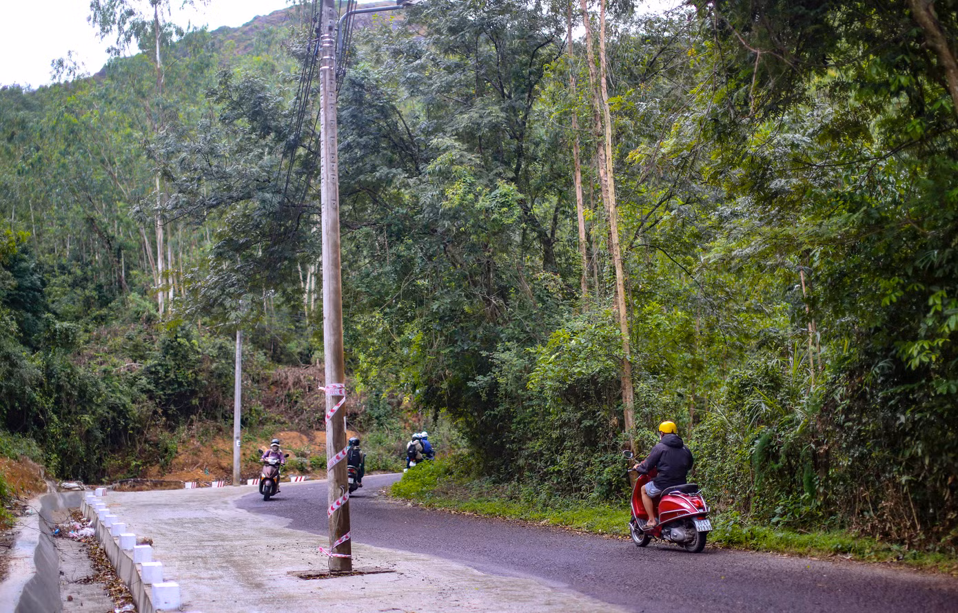 Tuyến đường dốc cũng có lưu lượng tham gia khá đông. Ảnh: Trương Định