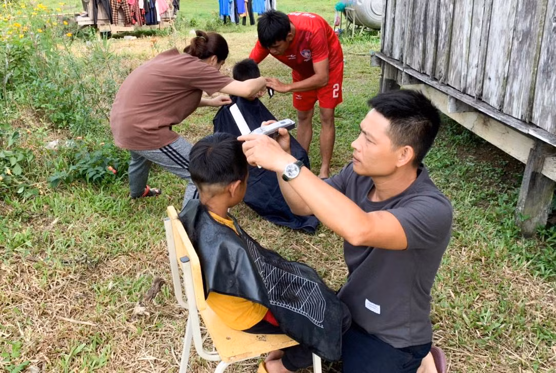 Cắt tóc miễn phí cho các em thiếu nhi ở Làng O2.