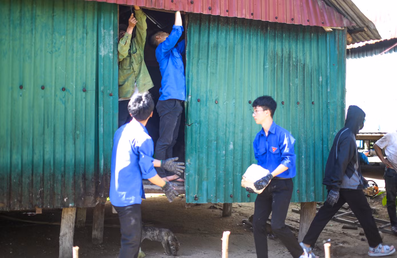Ra quân các đội tình nguyện hỗ trợ người dân xóa nhà tạm, nhà dột nát. Ảnh: Trương Định