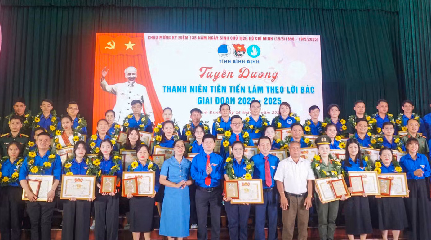 Tuyên dương “Thanh niên tiên tiến làm theo lời Bác” tỉnh Bình Định giai đoạn 2023 – 2025. Ảnh: Trương Định