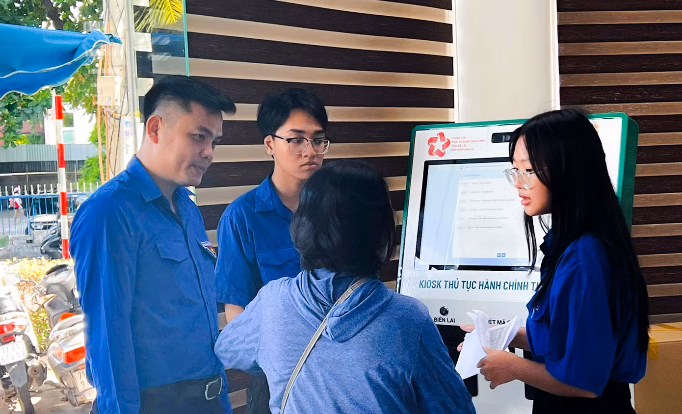 Anh Phạm Hồng Hiệp - Phó Chủ tịch Ủy ban MTTQ Việt Nam tỉnh, Bí thư Tỉnh Đoàn Gia Lai (bên trái) kiểm tra việc ra quân hỗ trợ của các đội thanh niên.