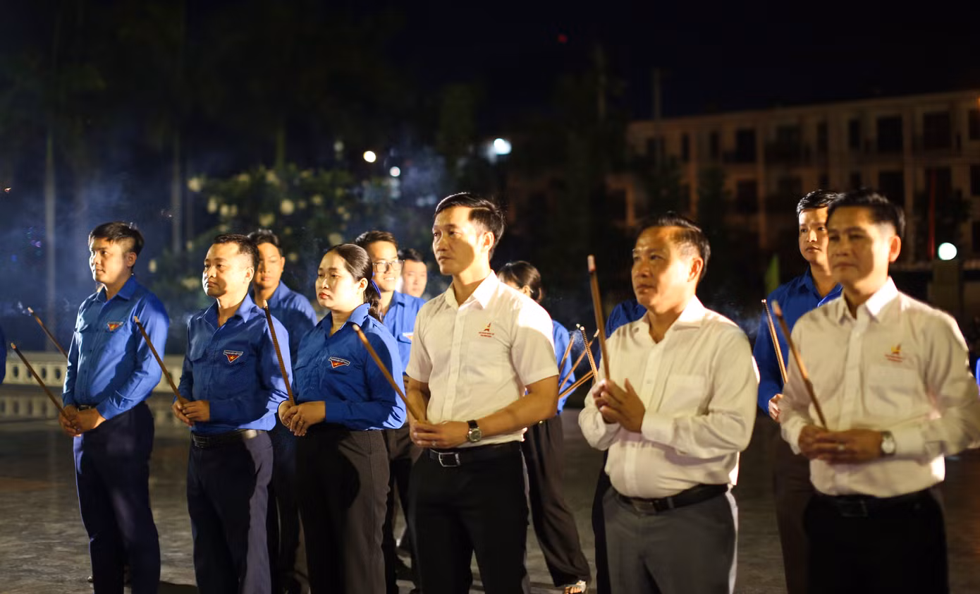 Lãnh đạo Tỉnh Đoàn, Hội Doanh nhân trẻ tỉnh Bình Định dâng hương tưởng nhớ công lao to lớn của các anh hùng liệt sĩ đã hy sinh vì độc lập, tự do của dân tộc. Ảnh: Trương Định