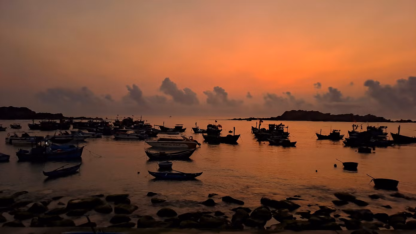 Hàng ngày, khi thủy triều xuống, những thảm rêu xanh bắt đầu lộ ra. Theo người dân địa phương, thời điểm đẹp nhất để tận hưởng khoảnh khắc này là sáng sớm, lúc mặt trời ló dạng, thủy triều rút. Ảnh: Trương Định