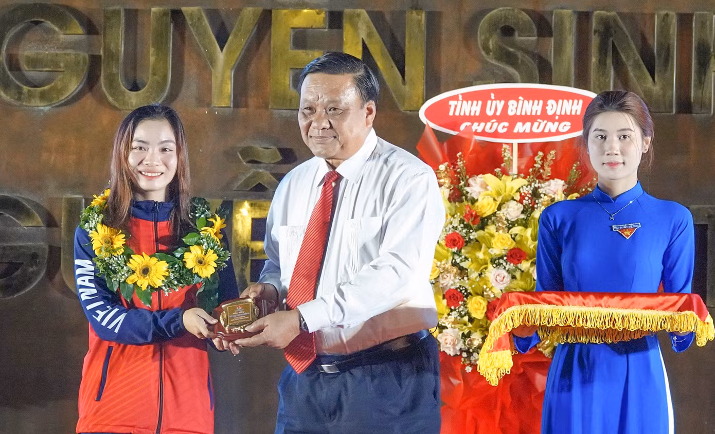 Ông Lê Kim Toàn - Phó Bí thư Thường trực Tỉnh ủy, Trưởng đoàn Đoàn đại biểu Quốc hội tỉnh Bình Định tuyên dương gương đoàn viên thanh niên tiêu biểu đạt Giải thưởng Ngô Mây. Ảnh: Trương Định