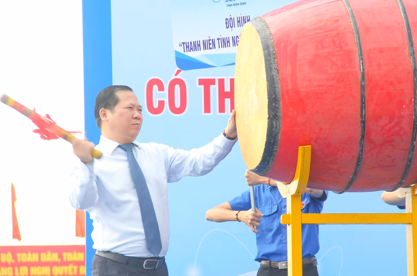 Ông Nguyễn Phi Long, Chủ tịch UBND tỉnh Bình Định đánh trống phát động.thi đua. Ảnh: Trương Định