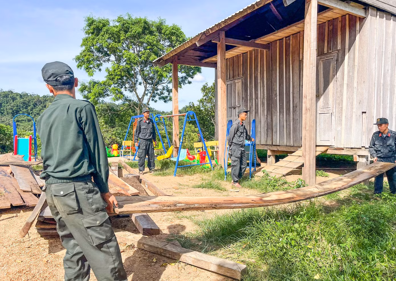 Làm sân chơi cho các em thiếu nhi tại Làng O2.