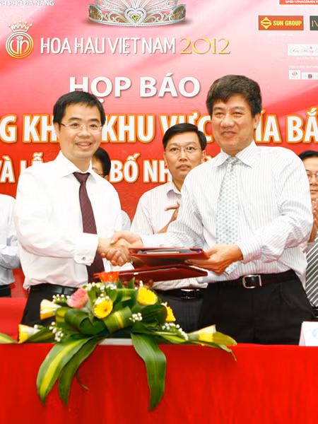Ký hợp đồng tài trợ Đặc biệt giữa đại diện Cty Tiền Phong với ông Trần Đỗ Thành, đại diện SHB. Ảnh: Hồng Vĩnh